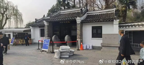 包公祠廟門被擺出紅龍柱圍起封鎖。翻攝自微博