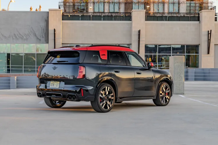 新世代MINI Countryman亦提供汽油引擎車款選擇，包括前輪驅動的MINI Countryman C(170hp) 、四輪驅動的MINI Countryman S ALL4 (218hp)與性能版的MINI JCW Countryman ALL4 (300hp)。原廠照片