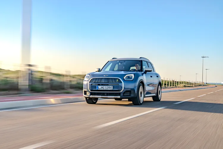 純電四輪驅動的MINI Countryman SE ALL4搭載前後雙馬達，最大馬力輸出313hp、扭力達494Nm，從靜止衝刺到時速100公里僅需5.6秒。原廠照片
