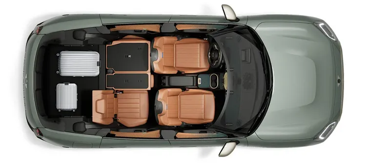 將後座摺疊後，搭配後座座椅前後滑移13公分的設計，行李廂容積可一舉擴展至1,530公升 (JCW)。原廠照片