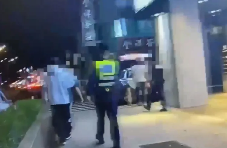 警方將5人帶回偵辦。翻攝畫面