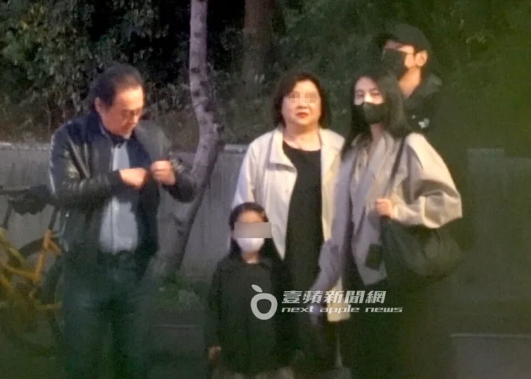 趙又廷（右起）、高圓圓、趙媽、女兒Rhea和趙樹海三代同堂，從住處步行到龍都酒樓慶生。特勤中心攝