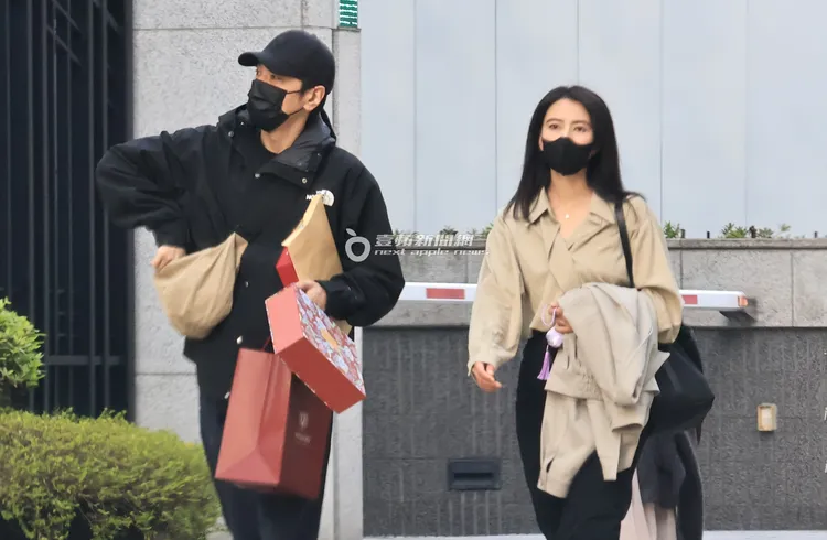 趙又廷提著2袋伴手禮，和高圓圓及女兒從住處漫步800公尺，到附近父親趙樹海家。特勤中心攝