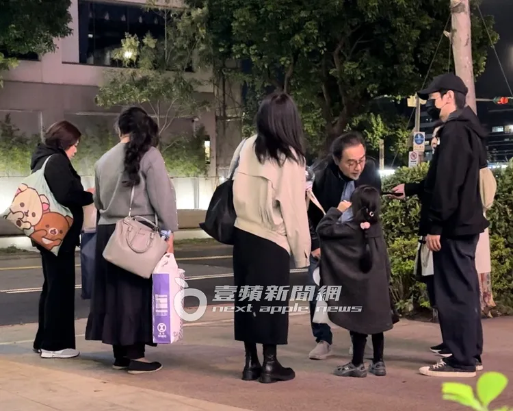 趙樹海彎下腰，將臉貼近孫女童言童語逗小孩。特勤中心攝