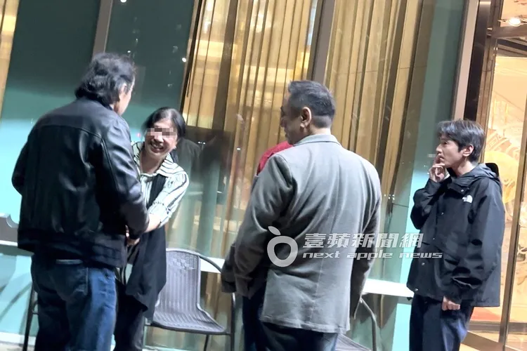 趙又廷（右）跟趙樹海父子檔相約戶外抽菸。特勤中心攝