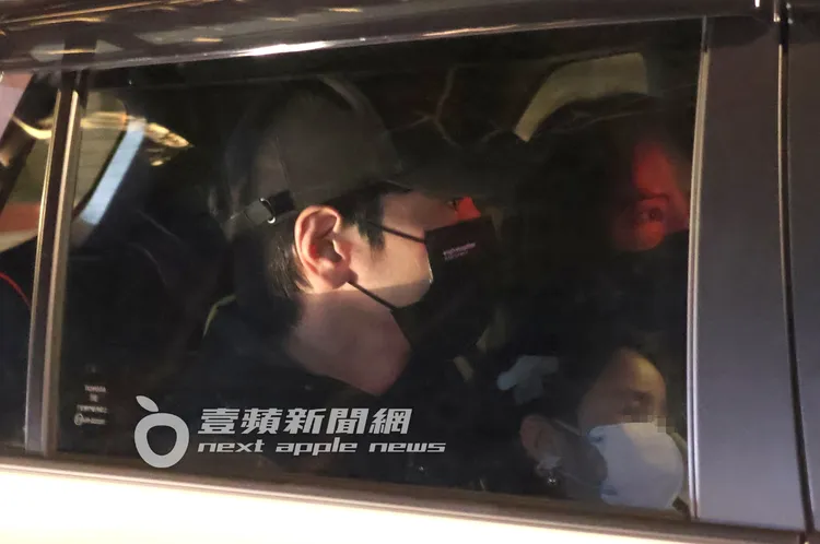 趙又廷和高圓圓在車內和女兒聊天。特勤中心攝