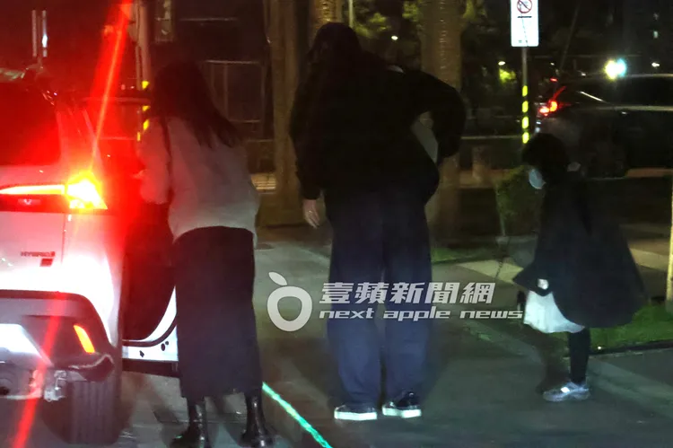 趙又廷牽著女兒下車，高圓圓檢查隨身物品。特勤中心攝