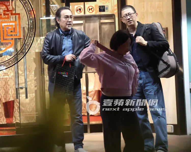 餐畢，趙樹海（左）步出餐廳，送肩背烏克麗麗的資深音樂人李驥上車。特勤中心攝