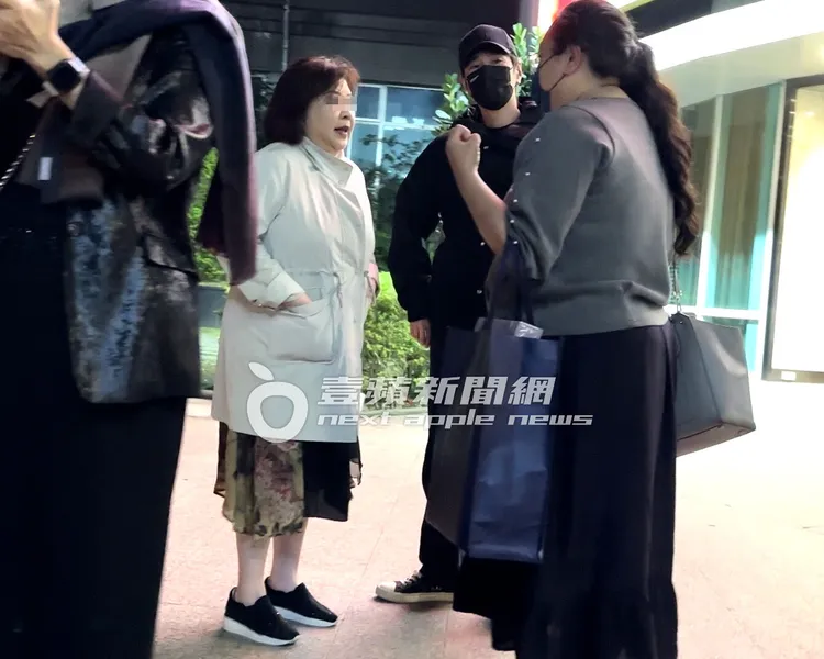 趙又廷和趙媽媽在餐廳門口和親友道別。特勤中心攝