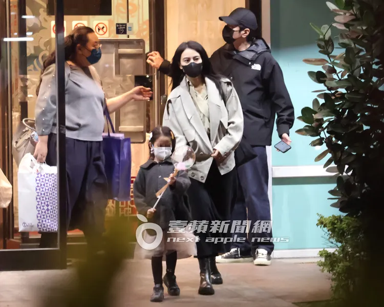 趙又廷（右）貼心幫高圓圓及媽媽開門。特勤中心攝