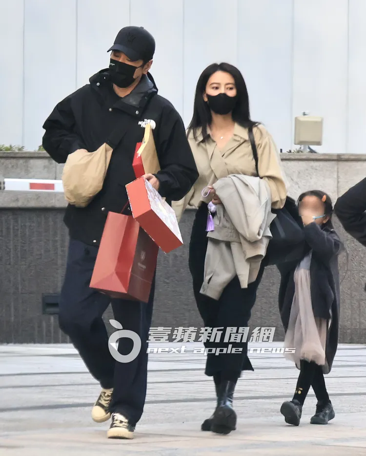 趙又廷（左起）、高圓圓及5歲女兒Rhea，一家三口散步到趙樹海家。特勤中心攝