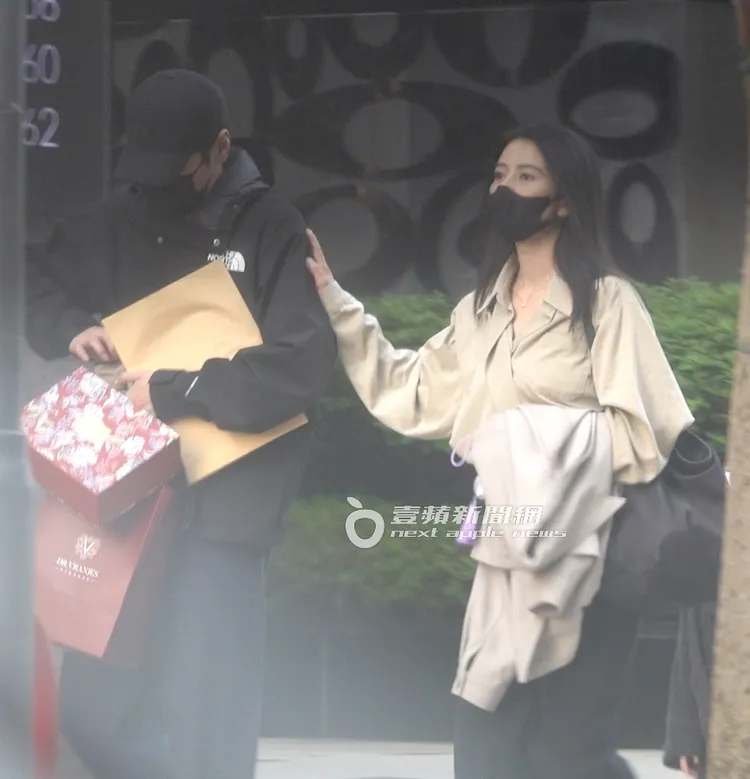 高圓圓手搭著趙又廷的肩漫步，趙又廷手伸進包包找鑰匙。特勤中心攝