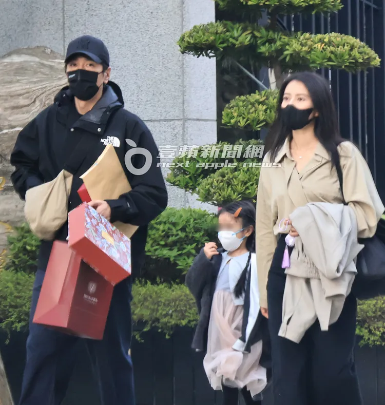 趙又廷頭戴棒球帽，和老婆高圓圓牽著女兒散步。特勤中心攝