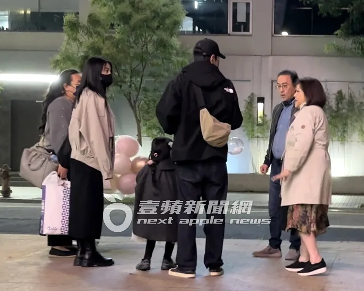 趙又廷、高圓圓一家三口，和趙樹海夫婦三代同堂在餐廳外等車。特勤中心攝