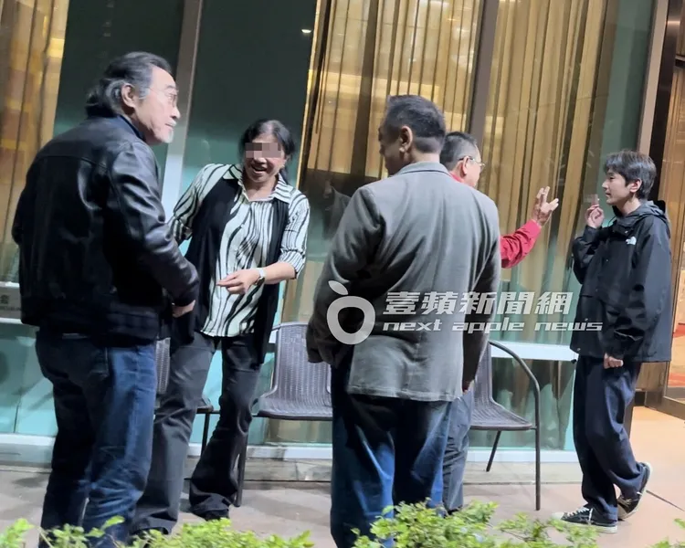 趙又廷（右）和趙樹海及親友在餐廳戶外抽菸搏感情。特勤中心攝