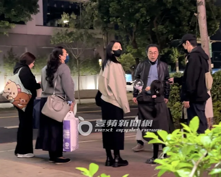 趙樹海等車時，含飴弄孫逗孫女玩。特勤中心攝