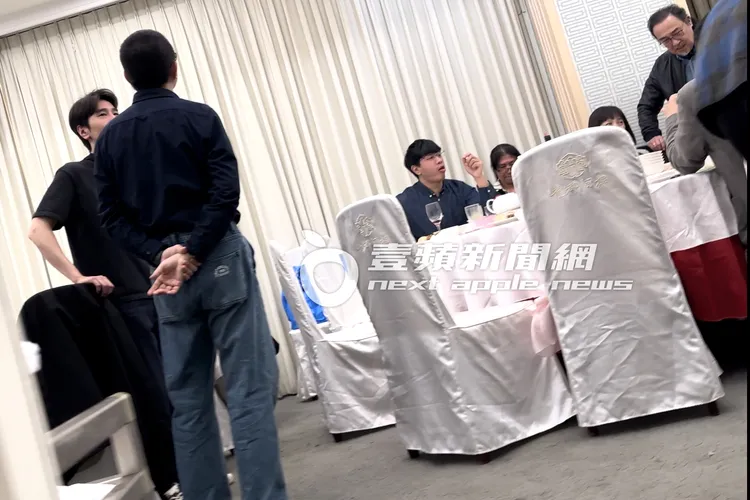 席間，趙又廷（左）與前優客李林團員李驥暢聊交流，趙樹海也在旁跟親友話家常。特勤中心攝