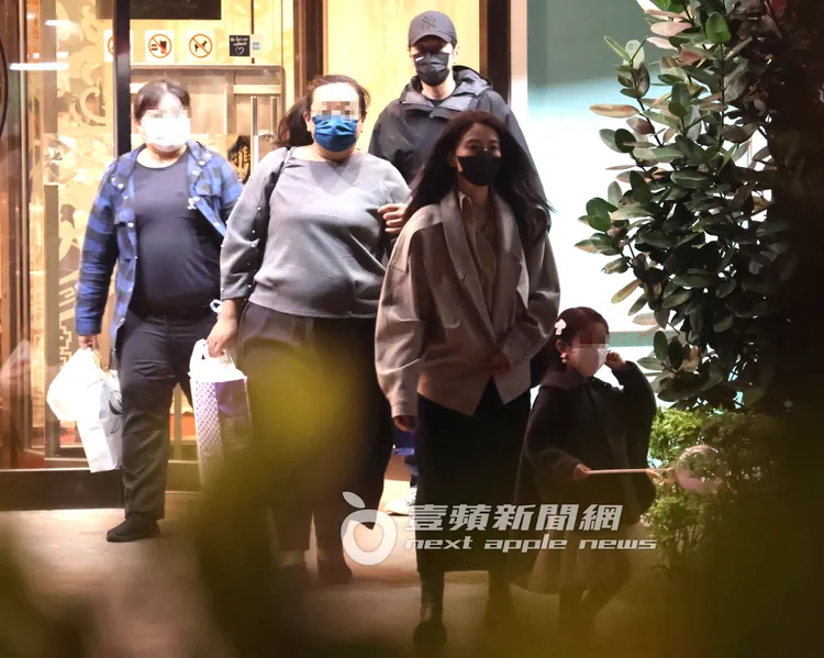 高圓圓（右）牽著女兒Rhea快步向前，送親友上車。特勤中心攝