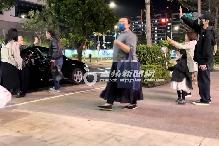 趙又廷（右起）、趙媽媽、女兒Rhea、趙樹海及高圓圓，揮手送親友上車。特勤中心攝