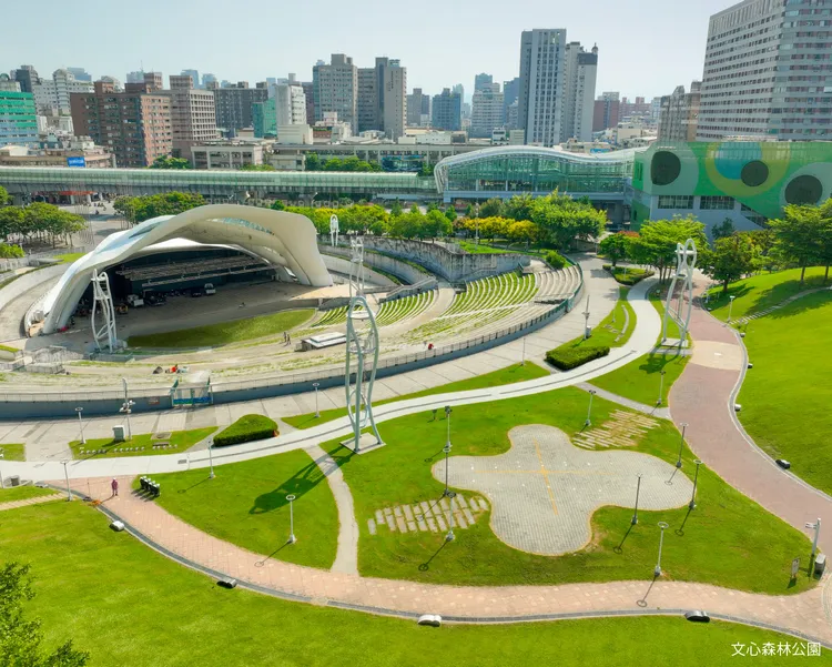 文心森林公園位居七期核心，且是捷運綠線文心森林公園站所在地。