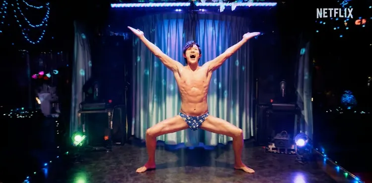 鈴木亮平在《城市獵人》預告結尾只穿著三角褲，「變態形象」讓網友大讚。翻攝Netflix