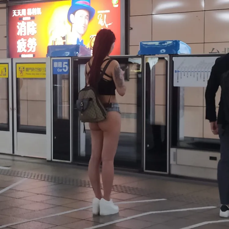 妹子等車時專注滑手機，超清涼穿著成他人目光焦點。翻攝自臉書「爆廢公社」