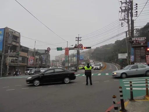 龍潭警偕民力清明連假交通疏導 籲多一點禮讓、行車更順暢