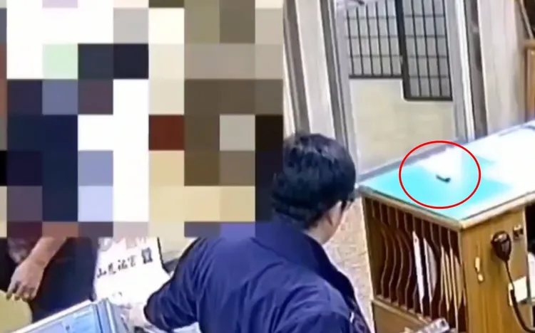 該名攤商在值勤台上放打火機。翻攝畫面