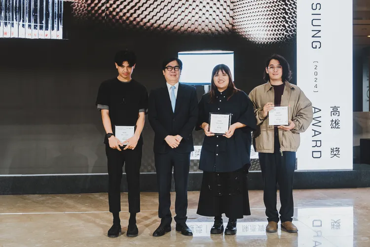 高雄市長陳其邁頒獎2024高雄獎得主。高雄市立美術館提供