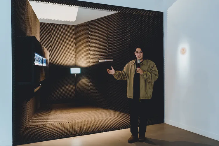 高雄獎陳彥齊分享作品《把聲音轉小》，兩種音響對抗交織，象徵著個人與體制的拉鋸。文化局提供