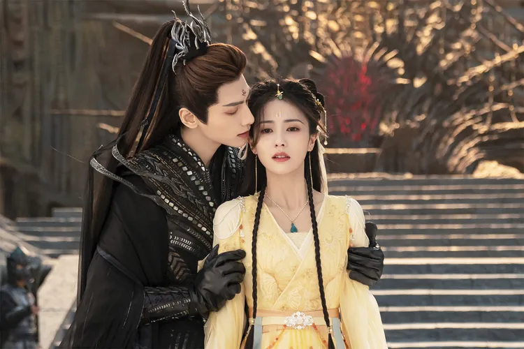 羅雲熙（左）、白鹿《長月燼明》共譜三生三世「仙魔戀」。中天娛樂台提供