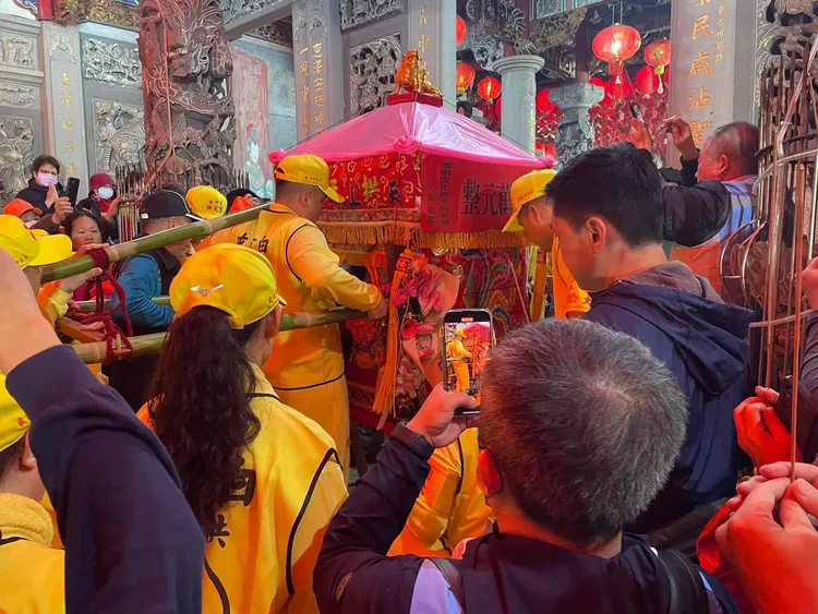 拱天宮提醒大眾請勿觸摸神轎。讀者提供