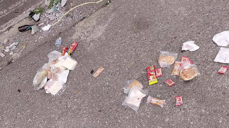 食物一口未吃就被丟在地上，相當浪費。翻攝自「白沙屯媽祖全球徒步聯誼會」臉書
