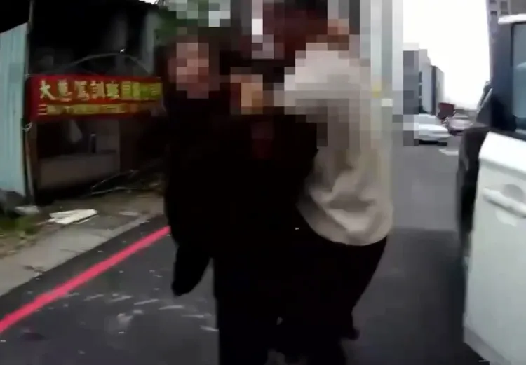 連男與小貞在街頭拉扯，驚險萬分。翻攝畫面