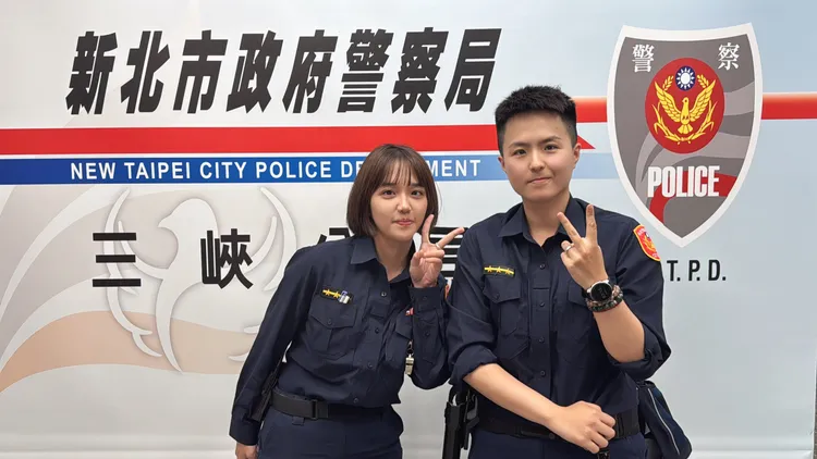 女警高依倩（右）奮勇奪刀。翻攝畫面
