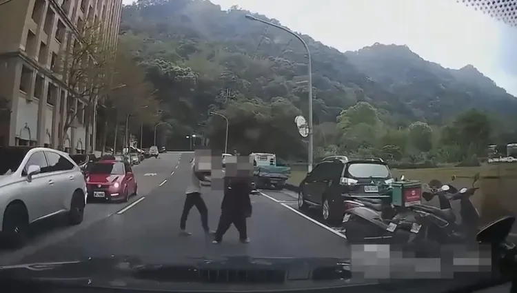 警方趕到現場發現兩人在街頭拉扯。翻攝畫面