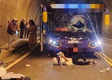 機車騎士受傷躺地，竟還拿出手機猛「滑」(紅圈處)。翻攝自臉書「重機車友 ❘ 各區路況天氣、資訊分享中心」