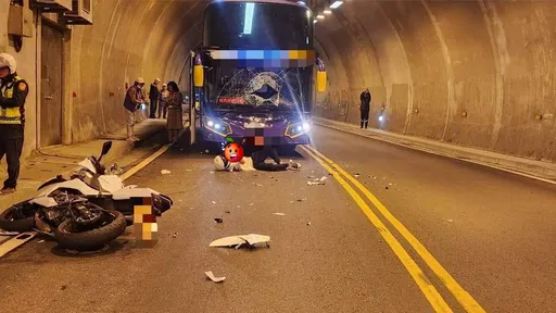 「滑」世代之最!無照重機猴對撞遊覽車 受傷見紅躺地還抬手猛刷