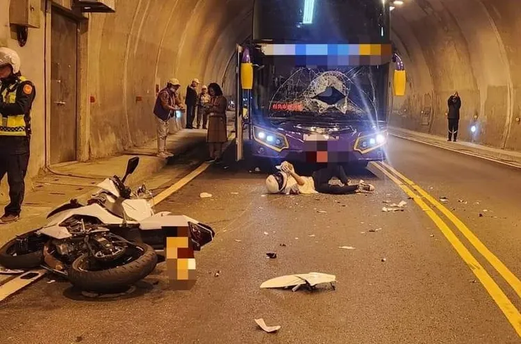 事故現場一片狼藉。翻攝自臉書「重機車友 ❘ 各區路況天氣、資訊分享中心」