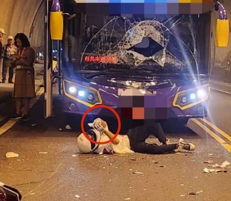 受傷騎士滑手機舉動令人傻眼。翻攝自臉書「重機車友 ❘ 各區路況天氣、資訊分享中心」