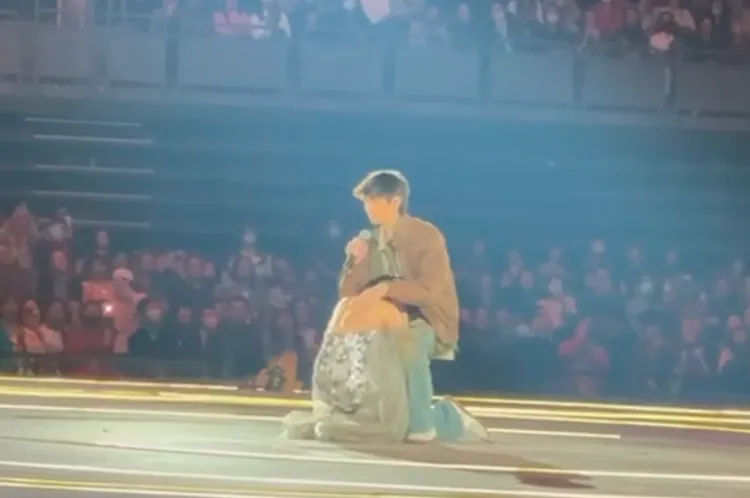 張清芳被兒子嚇到蹲坐在台上。讀者提供