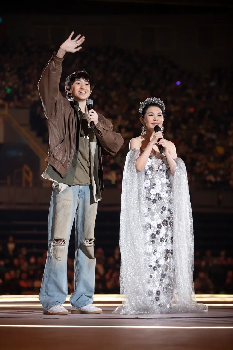 張清芳開心與兒子在雄蛋舞台同框。上引娛樂提供