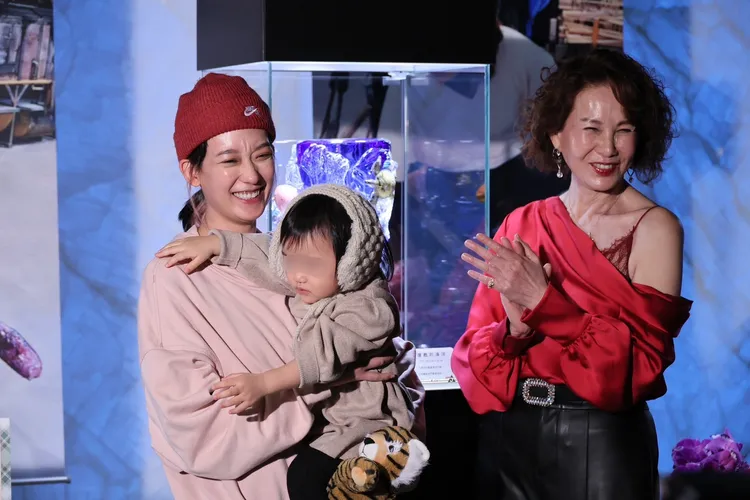 孟耿如（左起）抱愛女參加「阿嬤」周丹薇展覽。攝影中心攝