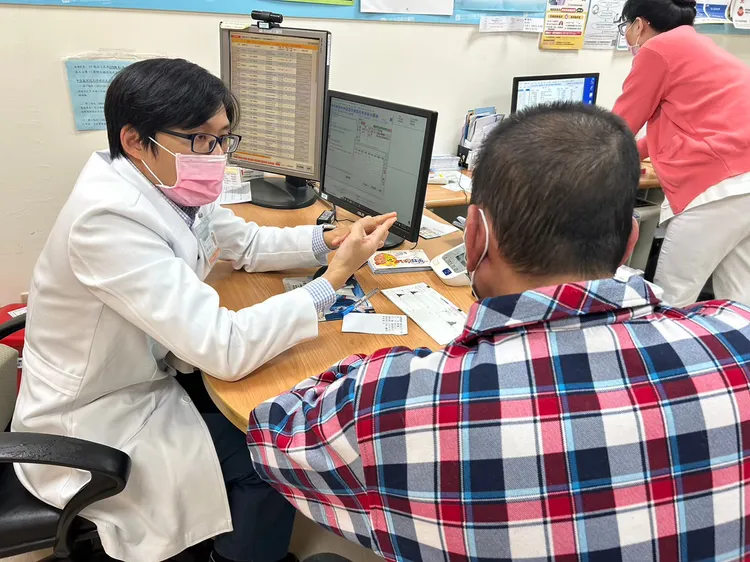 劉崢偉醫師(圖左)提醒民眾控制好三高跟慢性病，以防心室纖維顫動。院方提供