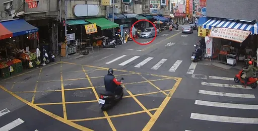 三寶片｜台中女開車撞翻2行人、4機車　就為了撿掉落腳邊手機　