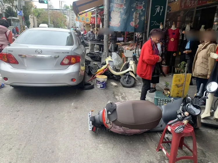 高女駕車時撿手機，撞翻2路人、4機車。民眾提供