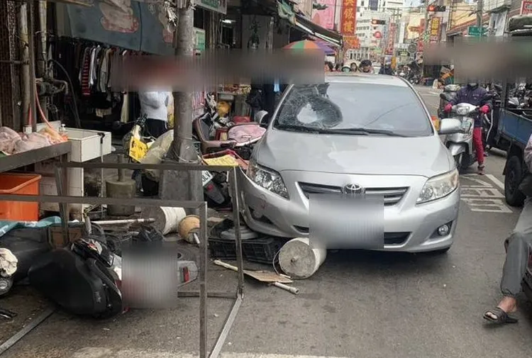 高女轎車撞飛路人，前擋風玻璃碎裂出現1個凹洞。民眾提供