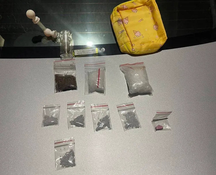 警方從朱嫌車上查扣毒品與吸食器。翻攝畫面