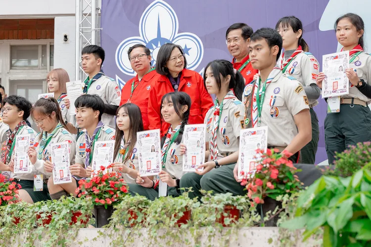 蔡英文與童軍合影。總統府提供