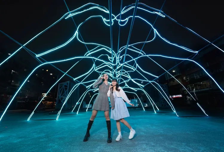 5公尺高用雙手比愛心象徵守護愛情的造型光廊。水利局提供